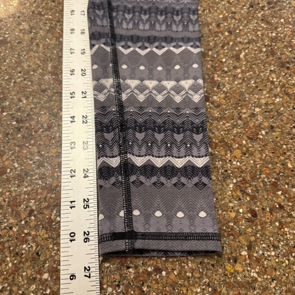 Alo Yoga Women's Airbrush Leggings XS Arctic Illusion Tribal Print Gray Black
